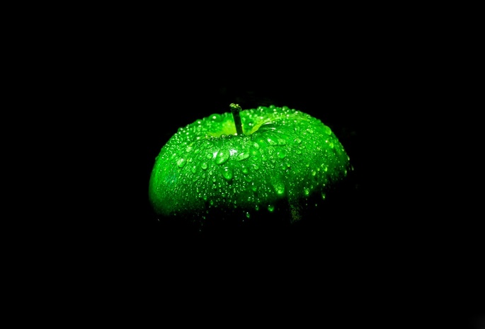 Яблоко на черном фоне