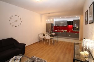 How is the amount of income determined for citizens applying for preferential receipt of residential real estate?